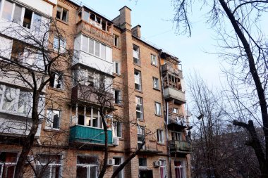 31 Aralık 2022 'de Ukrayna' nın başkenti Kyiv 'de bir yerleşim bölgesinde yıkılmış bir bina cephesi görülüyor. Kyiv Belediye Başkanı Vitaliy Klitschko yaptığı açıklamada, toplu patlamada en az bir kişinin öldüğünü, sekiz kişinin de yaralandığını söyledi.