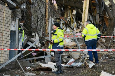 Kurtarma ekipleri, Rusya 'nın 31 Aralık 2022 tarihinde Ukrayna' nın başkenti Kyiv 'de düzenlediği roket saldırısının ardından yıkılan bir apartmanı inceliyor. Kyiv 'in birçok bölgesinde birçok bina ciddi şekilde hasar gördü, 2 kişi öldü ve yaklaşık 50 kişi yaralandı