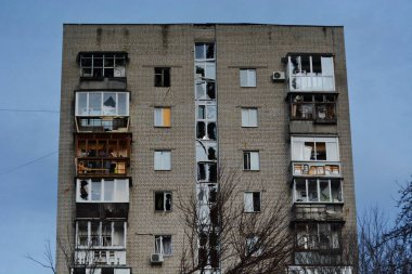 Rusya 'nın 31 Aralık 2022 tarihinde Ukrayna' nın başkenti Kyiv 'de düzenlediği füze saldırısı sonrasında yıkılan yerleşim yerinin görüntüsü. Kyiv 'in birçok ilçesinde çok sayıda bina ciddi şekilde hasar gördü, 2 kişi öldü ve yaklaşık 50 kişi yaralandı.