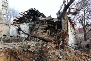 Rusya 'nın 31 Aralık 2022 tarihinde Ukrayna' nın başkenti Kyiv 'de düzenlediği füze saldırısı sonrasında yıkılan yerleşim yerinin görüntüsü. Kyiv 'in birçok ilçesinde çok sayıda bina ciddi şekilde hasar gördü, 2 kişi öldü ve yaklaşık 50 kişi yaralandı.