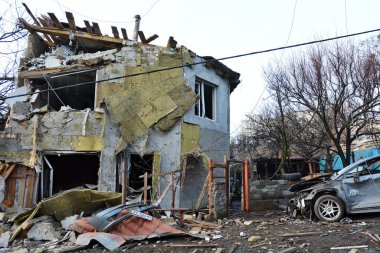 Rusya 'nın 31 Aralık 2022 tarihinde Ukrayna' nın başkenti Kyiv 'de düzenlediği füze saldırısı sonrasında yıkılan yerleşim yerinin görüntüsü. Kyiv 'in birçok ilçesinde çok sayıda bina ciddi şekilde hasar gördü, 2 kişi öldü ve yaklaşık 50 kişi yaralandı.