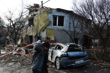 1 Ocak 2023 'te Rusya' nın 31 Aralık 2022 'de Ukrayna' nın başkenti Kyiv 'de düzenlediği füze saldırısından sonra yıkılan bir apartman ve araba manzarası. Kyiv 'in birçok bölgesinde birçok bina ciddi şekilde hasar gördü, iki kişi öldü ve yaklaşık 50 kişi... 