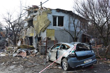 1 Ocak 2023 'te Rusya' nın 31 Aralık 2022 'de Ukrayna' nın başkenti Kyiv 'de düzenlediği füze saldırısından sonra yıkılan bir apartman ve araba manzarası. Kyiv 'in birçok bölgesinde birçok bina ciddi şekilde hasar gördü, iki kişi öldü ve yaklaşık 50 kişi... 