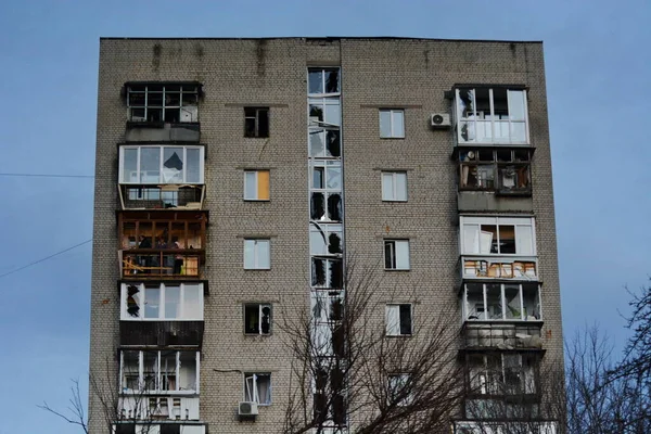 Rusya 'nın 31 Aralık 2022 tarihinde Ukrayna' nın başkenti Kyiv 'de düzenlediği füze saldırısı sonrasında yıkılan yerleşim yerinin görüntüsü. Kyiv 'in birçok ilçesinde çok sayıda bina ciddi şekilde hasar gördü, 2 kişi öldü ve yaklaşık 50 kişi yaralandı.