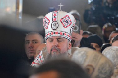 Ukrayna Ortodoks Kilisesi 'nin Metropolitan Epifanisi Kyiv-Pechersk Lavra Katedrali' ndeki Noel ayini sırasında. 31 Aralık 2022 'ye kadar Moskova Patrikliği' nin UOC 'sinin kontrolü altındaydı..