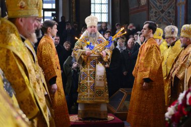 KYIV, UKRAINE - 2023 / 02 / 03: Serhii Petrovych Dumenko, Ukrayna Kilisesi Başkanı Metropolitan Epiphanius, rahipler arasında, Kyiv Katedrali 'ndeki tahtının dördüncü yıldönümü münasebetiyle ayine liderlik ediyor. Aynen öyle.