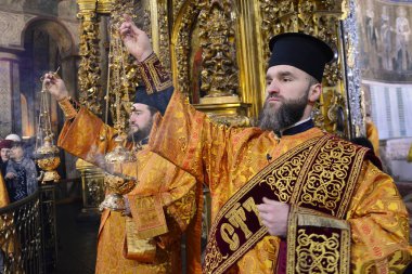 KYIV, UKRAINE - 2023 / 02 / 03: Primatların tahttan indirilmesinin yıldönümü vesilesiyle ilahi ayin sırasında rahipler - Kyiv Güzelliği Metropolitanı ve Tüm Ukrayna Epifanisi. Katedralin 15 Aralık 'taki birleşmesi sırasında,