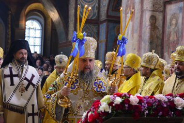 KYIV, UKRAINE - 2023 / 02 / 03: Serhii Petrovych Dumenko, Ukrayna Kilisesi Başkanı Metropolitan Epiphany, birleşme kooperatifi sırasında Kyiv.St. Sophia Katedrali 'nde tahta çıkışının dördüncü yıldönümü münasebetiyle bir ayine liderlik ediyor.
