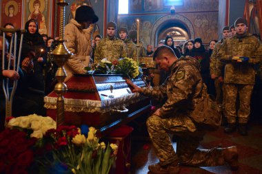 7 Şubat 2023 'te Ukrayna' nın başkenti Kyiv 'deki St. Michael Katedrali' nde düzenlenen anma töreninde Bakhmut yakınlarında ölen asker Oleksiy Sokolovsky 'nin duasına akrabalar, arkadaşlar ve askerler katılıyor. 8 Mart 2023