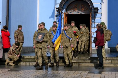 Ukraynalı askeri personel, 7 Şubat 2023 'te Bakhmut yakınlarında Çarşamba günü Kyiv' deki Aziz Michael Katedrali 'nde düzenlenen anma töreninde ölen asker Oleksiy Sokolovsky' nin tabutunu taşıyor. 8 Mart 2023