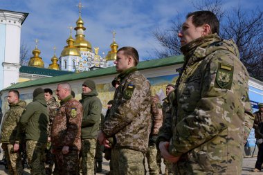 7 Şubat 2023 'te Bakhmut yakınlarında Kyiv' deki Aziz Michael Katedrali 'nde düzenlenen anma töreninde ölen Ukraynalı askerler, asker yoldaşları Oleksiy Sokolovskyi. 8 Mart 2023