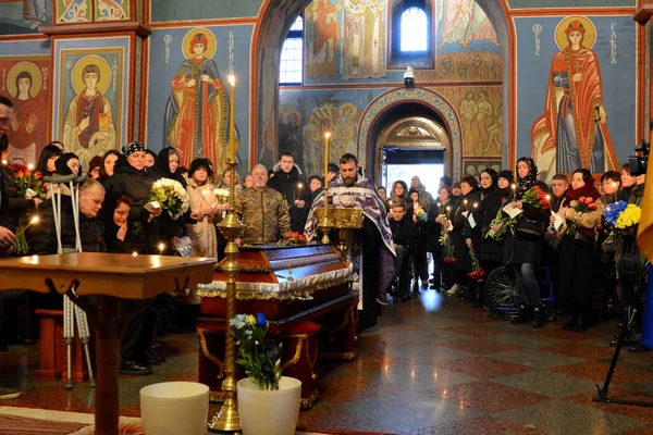 軍人は 2023年2月7日にウクライナのキエフにある聖マイケル大聖堂での追悼礼拝中にバフムート近くで亡くなった軍人Oleksiy Sokolovskyの祈りに参加します 2023年3月8日 — ストック写真