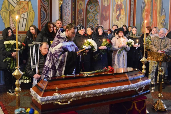 聖職者は 2023年2月7日にウクライナのキエフにある聖ミヒャエル大聖堂での追悼礼拝中にバフムート近くで死亡した軍人Oleksiy Sokolovskyの棺の隣に祈る 2023年3月8日 — ストック写真