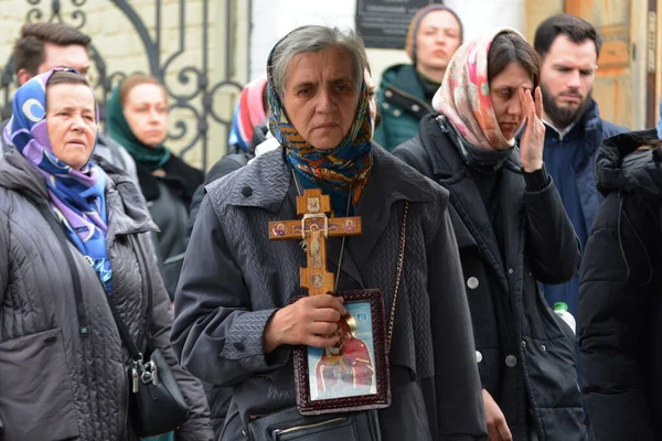 ウクライナ正教会の信者 モスクワとのリンクを維持したと非難 祈ると文化省の委員会の入り口を防ぐために 歴史的な修道院キエフ ペチェルスク ラブラの外のアイコンを保持します — ストック写真