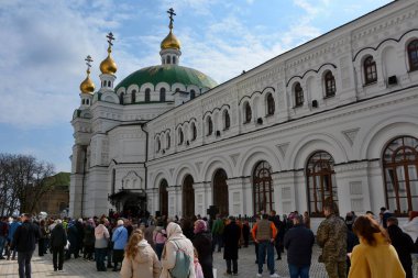 Kyiv-Pechersk Lavra Rafineri Kilisesi 'nin önünde düzenlenen ve Moskova Patrikliği' nden Ukrayna Ortodoks Kilisesi 'nin yönetimine 9 Nisan 2023' te başarıyla iade edilen Pazar günü düzenlenen törende insanlar..