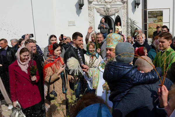 メトロポリタン エピファニーは 4月4日にモスクワ総主教庁からウクライナ正教会の管理下に戻されたキエフ ペチェルスク ラブラのタバナクル教会近くで 日曜日にヤナギの花束を奉献した — ストック写真