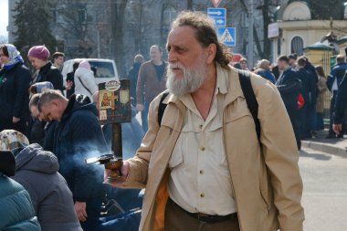 Moskova ile olan bağlarını korumakla suçlanan Ukrayna Ortodoks Kilisesi 'nin inananı, tarihi manastır Kyiv-Pechersk Lavra' nın önünde diz çökerek, Kültür Bakanlığı 'nın devir işlemine başlaması gereken komisyonun girişini engelliyor. 