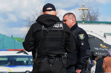 Polis temsilcileri, Moskova Patrikliği 'nin tapınaklardan ihraç edilmesiyle ilgili eylemlerin gerçekleştiği Kyiv-Pechersk Lavra' nın tarihi manastırı yakınlarında kanun ve düzeni sağlıyorlar..