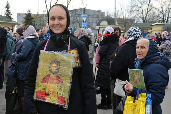 ウクライナ正教会の信者 モスクワとのリンクを維持したと非難 歴史的な修道院キエフ ペチェルスク ラブラ外の祈りの間にひざまずいて 文化省の委員会の入り口を防ぐために転送を開始する必要があります — ストック写真