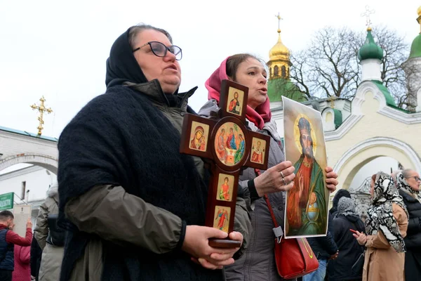 ウクライナ正教会の信者 モスクワとのリンクを維持したと非難 歴史的な修道院キエフ ペチェルスク ラブラ外の祈りの間にひざまずいて 文化省の委員会の入り口を防ぐために転送を開始する必要があります — ストック写真