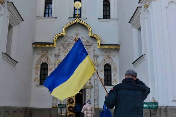 Homem Com Bandeira Ucrânia Contexto Acordo Para Catedral Assunção Kiev — Fotografia de Stock