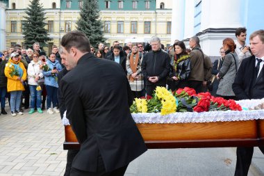 Erkekler, Ukraynalı Verkhovna Rada 'nın eski milletvekili ve Ukrayna Silahlı Kuvvetleri askeri Oleg Barna' nın veda töreni sırasında bir tabut taşıyorlar..