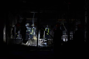 Ukrayna 'nın başkenti Kyiv' de meydana gelen patlamanın yol açtığı hasarın görüntüsü. İtfaiyeciler, Kyiv şehrinde patlamalar sonrasında yanan bir binanın yangını söndürdüler. 4 Mayıs 'ta, Kyiv üzerinde bir savaş uçağı tespit edildi.