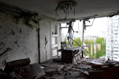 İran yapımı Shahed-136 insansız hava araçlarının 8 Mayıs 2023 'te Kyiv' deki bir yerleşim yerinde düzenlediği saldırı sonucu ortadan hasar gören bir daire görülüyor..