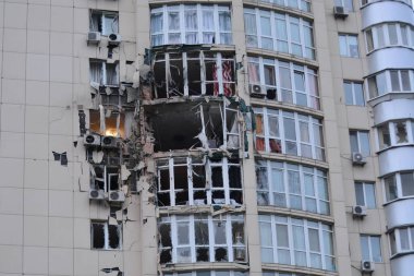 İran yapımı Shahid136 insansız hava araçları tarafından 8 Mayıs 2023 'te yapılan ve Kyiv' de yıkılan bir binanın ön cephesi ve kırık camları, Rus askeri saldırısının sonucu olarak görülebilir..