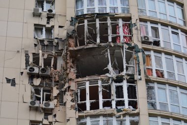 Kırık camlar ve Kyiv 'deki bir iskan binasının hasarlı cephesi İran yapımı Shaheds İHA' larının 8 Mayıs 2023 'te gerçekleştirdiği bir Rus askeri saldırısı sonucu görülebilir..