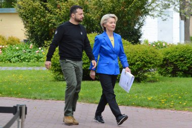 Ukrayna Cumhurbaşkanı Volodymyr Zelensky (C) ve Avrupa Komisyonu Başkanı Ursula von der Leyen (R) 9 Mayıs 2023 'te Kyiv' deki görüşmelerinin ardından yürüdüler. 