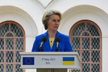 Avrupa Komisyonu Başkanı Ursula von der Leyen, Ukrayna Cumhurbaşkanı Volodymyr Zelenskiy ile 9 Mayıs 2023 'te Ukrayna' nın Kyiv kentinde Rusya 'nın Ukrayna' ya düzenlediği saldırı sırasında düzenlediği ortak basın toplantısına katıldı..