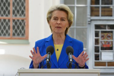 Avrupa Komisyonu Başkanı Ursula von der Leyen, Ukrayna Cumhurbaşkanı Volodymyr Zelenskiy ile 9 Mayıs 2023 'te Ukrayna' nın Kyiv kentinde Rusya 'nın Ukrayna' ya düzenlediği saldırı sırasında düzenlediği ortak basın toplantısına katıldı..