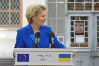 Avrupa Komisyonu Başkanı Ursula von der Leyen, Ukrayna Cumhurbaşkanı Volodymyr Zelenskiy ile 9 Mayıs 2023 'te Ukrayna' nın Kyiv kentinde Rusya 'nın Ukrayna' ya düzenlediği saldırı sırasında düzenlediği ortak basın toplantısına katıldı..