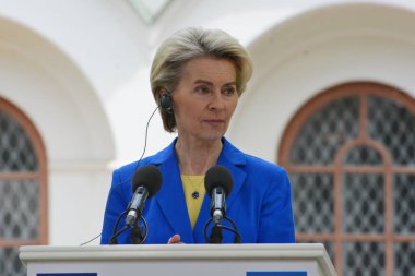 Avrupa Komisyonu Başkanı Ursula von der Leyen, Ukrayna Cumhurbaşkanı Volodymyr Zelenskiy ile 9 Mayıs 2023 'te Ukrayna' nın Kyiv kentinde Rusya 'nın Ukrayna' ya düzenlediği saldırı sırasında düzenlediği ortak basın toplantısına katıldı..