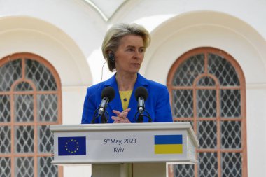 Avrupa Komisyonu Başkanı Ursula von der Leyen, Ukrayna Cumhurbaşkanı Volodymyr Zelenskiy ile 9 Mayıs 2023 'te Ukrayna' nın Kyiv kentinde Rusya 'nın Ukrayna' ya düzenlediği saldırı sırasında düzenlediği ortak basın toplantısına katıldı..