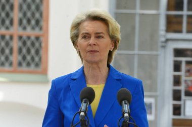 Avrupa Komisyonu Başkanı Ursula von der Leyen, Ukrayna Cumhurbaşkanı Volodymyr Zelenskiy ile 9 Mayıs 2023 'te Ukrayna' nın Kyiv kentinde Rusya 'nın Ukrayna' ya düzenlediği saldırı sırasında düzenlediği ortak basın toplantısına katıldı..