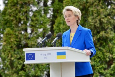 Avrupa Komisyonu Başkanı Ursula von der Leyen, Ukrayna Cumhurbaşkanı Volodymyr Zelenskiy ile 9 Mayıs 2023 'te Ukrayna' nın Kyiv kentinde Rusya 'nın Ukrayna' ya düzenlediği saldırı sırasında düzenlediği ortak basın toplantısına katıldı..