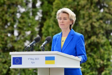 Avrupa Komisyonu Başkanı Ursula von der Leyen, Ukrayna Cumhurbaşkanı Volodymyr Zelenskiy ile 9 Mayıs 2023 'te Ukrayna' nın Kyiv kentinde Rusya 'nın Ukrayna' ya düzenlediği saldırı sırasında düzenlediği ortak basın toplantısına katıldı..