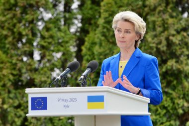 Avrupa Komisyonu Başkanı Ursula von der Leyen, Ukrayna Cumhurbaşkanı Volodymyr Zelenskiy ile 9 Mayıs 2023 'te Ukrayna' nın Kyiv kentinde Rusya 'nın Ukrayna' ya düzenlediği saldırı sırasında düzenlediği ortak basın toplantısına katıldı..