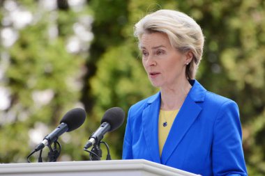 Avrupa Komisyonu Başkanı Ursula von der Leyen, Ukrayna Cumhurbaşkanı Volodymyr Zelenskiy ile 9 Mayıs 2023 'te Ukrayna' nın Kyiv kentinde Rusya 'nın Ukrayna' ya düzenlediği saldırı sırasında düzenlediği ortak basın toplantısına katıldı..