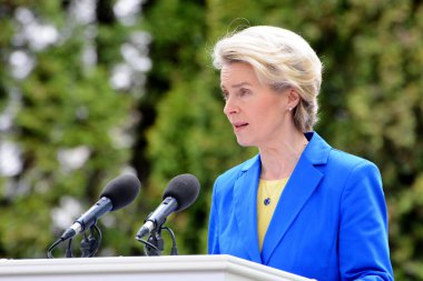 Avrupa Komisyonu Başkanı Ursula von der Leyen, Ukrayna Cumhurbaşkanı Volodymyr Zelenskiy ile 9 Mayıs 2023 'te Ukrayna' nın Kyiv kentinde Rusya 'nın Ukrayna' ya düzenlediği saldırı sırasında düzenlediği ortak basın toplantısına katıldı..