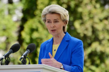 Avrupa Komisyonu Başkanı Ursula von der Leyen, Ukrayna Cumhurbaşkanı Volodymyr Zelenskiy ile 9 Mayıs 2023 'te Ukrayna' nın Kyiv kentinde Rusya 'nın Ukrayna' ya düzenlediği saldırı sırasında düzenlediği ortak basın toplantısına katıldı..