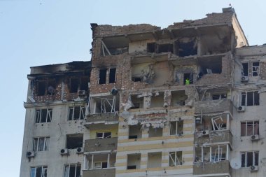 30 Mayıs 2023 'te Rusya-Ukrayna savaşı sırasında Ukrayna' nın başkenti Kyiv 'deki gece insansız hava aracı saldırısı sonrası hasar gören konut binasının görüntüsü