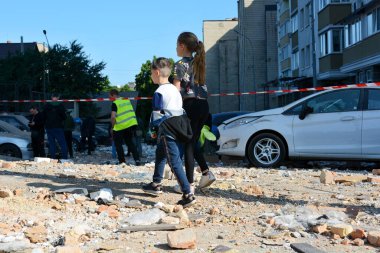30 Mayıs 2023 'te Rusya-Ukrayna savaşı sırasında Ukrayna' nın başkenti Kyiv 'deki gece insansız hava aracı saldırısı sonrası hasar gören bölgeden ayrılan insanlar görülüyor..