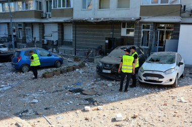 30 Mayıs 2023 'te Rusya-Ukrayna savaşı sırasında Ukrayna' nın başkenti Kyiv 'deki gece insansız hava aracı saldırısı sonrası hasar gören bölgeden ayrılan insanlar görülüyor..