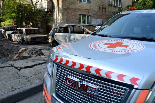 Vehículo Cruz Roja Cerca Coches Destruidos Por Una Explosión Drones — Foto de Stock