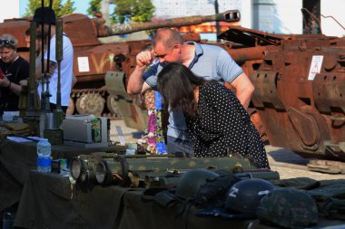 İnsanlar, 15 Haziran 2023 Perşembe günü Ukrayna 'nın başkenti Kyiv' de yapılan savaşın sembolü olarak yerleştirilen Rus mühimmatına bakıyorlar.