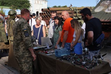 İnsanlar, 15 Haziran 2023 Perşembe günü Ukrayna 'nın başkenti Kyiv' de yapılan savaşın sembolü olarak yerleştirilen Rus mühimmatına bakıyorlar.