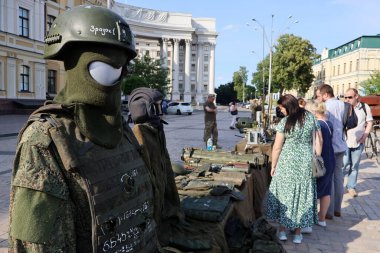 İnsanlar, 15 Haziran 2023 Perşembe günü Ukrayna 'nın başkenti Kyiv' de yapılan savaşın sembolü olarak yerleştirilen Rus mühimmatına bakıyorlar.